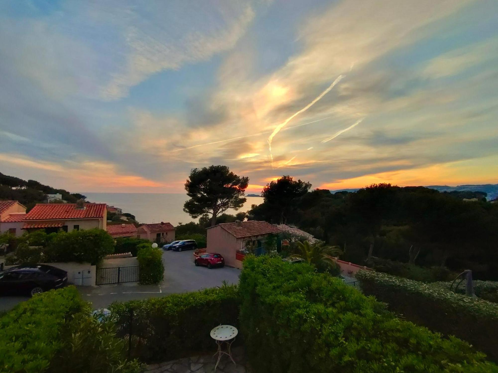 Appartement Avec Terrasse Vue Mer, Proximite Plage, Place Parking Sanary-sur-Mer Exterior photo