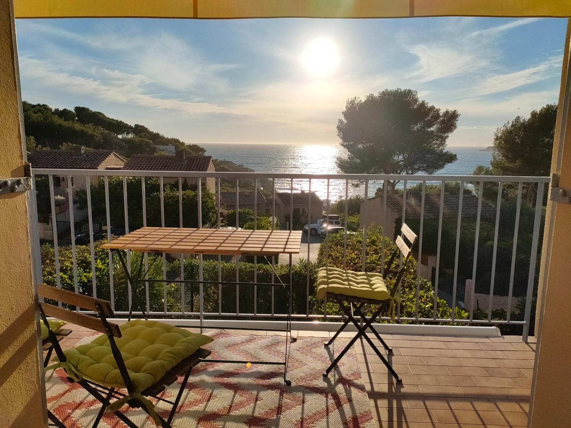 Appartement Avec Terrasse Vue Mer, Proximite Plage, Place Parking Sanary-sur-Mer Exterior photo